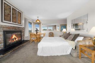 King Beds Fireplace and Kitchen Family Suite for 6 - Pool and Hot Tub - 1