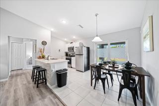 Brand New Comfortable Home Ideal for Long Stays - 9
