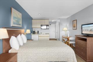 Queen Bed Studio with Kitchenette - Pool and Hot Tub - 8