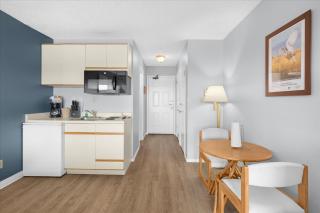 Queen Bed Studio with Kitchenette - Pool and Hot Tub - 4