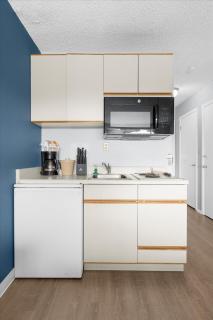 Queen Bed Studio with Kitchenette - Pool and Hot Tub - 3