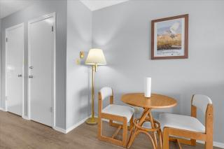 Queen Bed Studio with Kitchenette - Pool and Hot Tub - 2