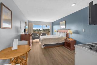Queen Bed Studio with Kitchenette - Pool and Hot Tub - 4