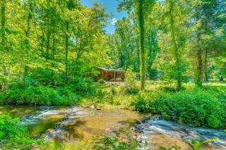 Creekside Smokies Log Cabin w/ Hot Tub & Game Room - 8