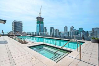 Luxury 1BR Den Suite Rooftop Pool Prime Location - 6