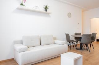 Castle Hill 2 Bedroom Apartment Free Parking - 1