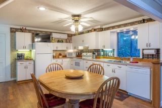 Creekside Lodge - 5