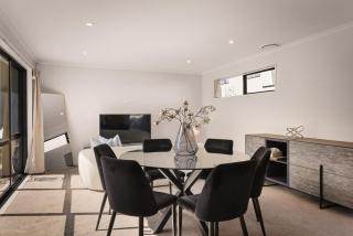 3 bedroom townhouse Opposite Hagley Park - 0