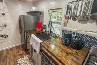 Cozy Lakeview Cottage - 4