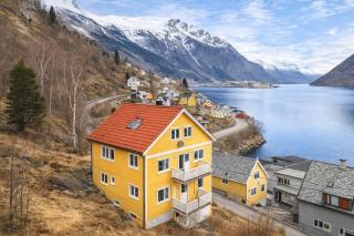 Great Views of Fjord & Mountains Balcony Central - 1