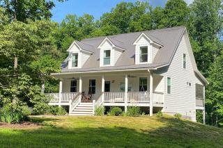 Creekside Farmhouse - 9