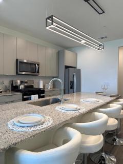 Sleek Modern Oasis in the Heights - 7