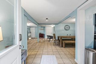 Historic Anchor at M Sleeps 7 Outdoor Shower Mins to Beach & Moody Gardens - 9
