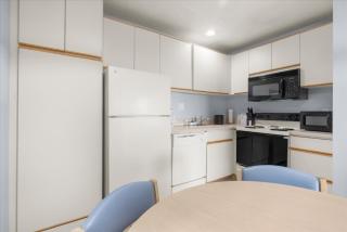 Ocean View Family Suite for 6 with Kitchen - Pool and Hot Tub - 7