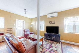 Cozy Mountain Hideaway - 9