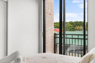 Modern 2-Bedroom Townhouse Near City Centre - 5