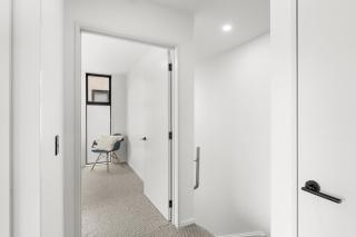 Modern 2-Bedroom Townhouse Near City Centre - 2