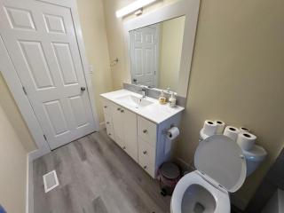 Modern Surrey Homestay Near King George Hub - Free Parking - 9