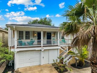 Historical Galveston Home - 2 min Drive to Sand and Seawall! - 8