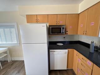 Surrey Central Stay - King George Blvd - Free Parking - 9