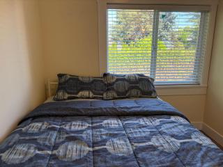 Surrey Central Stay - King George Blvd - Free Parking - 7