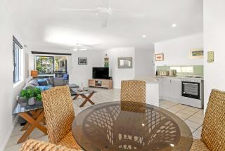 Palm Canopy Haven - Poolside Hideaway by the Marina - 8