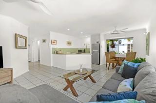Palm Canopy Haven - Poolside Hideaway by the Marina - 4