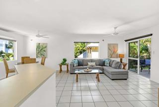 Palm Canopy Haven - Poolside Hideaway by the Marina - 3