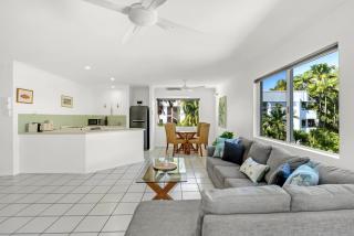 Palm Canopy Haven - Poolside Hideaway by the Marina - 2