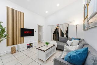 Dania Lakefront Retreat • Kayaks/Outdoor Projector - Holiday Home - 4