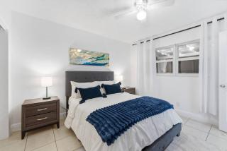 Dania Lakefront Retreat • Kayaks/Outdoor Projector - Holiday Home - 2