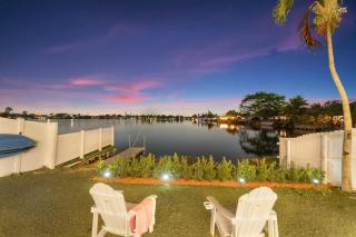 Dania Lakefront Retreat • Kayaks/Outdoor Projector - Holiday Home - 3