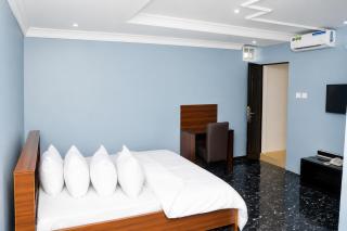 Spacious 2-Bedroom Diamond Suite in Ota - 9