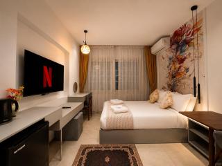 Designer Boutique Suite l Garden City l Netflix - 0