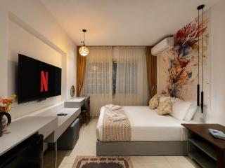 Designer Boutique Suite l Garden City l Netflix - 2