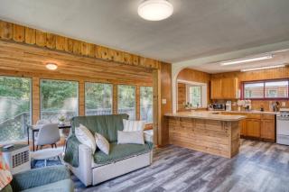 Charming Green Cabin with Dock, Kayaks, Round Lake Access, Minutes to Ludington - 8
