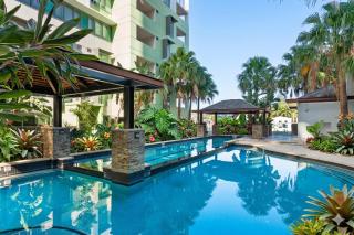 Penthouse Sleeps 8 - CBD Views - Resort Pools- Games - Baby Stay - 1
