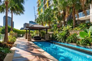 Penthouse Sleeps 8 - CBD Views - Resort Pools- Games - Baby Stay - 2