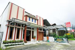 RedDoorz Syariah at jalan Dieng 5 - 2