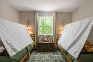 Tucked in the Woods - Jacuzzi Firepit Pooltable - 6