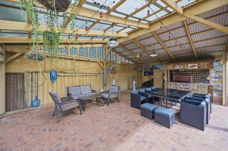 Clyde Holiday Propery 2 Houses Bar BBQ Pool - 4