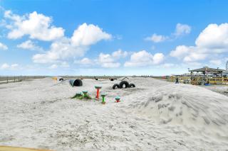 Adventure Doggie's WildWoof Beach Bungalow - 3 Blocks to Beach - 8