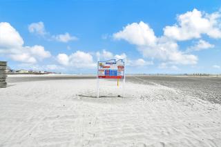 Adventure Doggie's WildWoof Beach Bungalow - 3 Blocks to Beach - 5