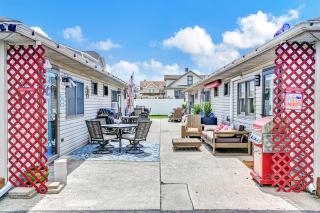 Adventure Doggie's WildWoof Beach Bungalow - 3 Blocks to Beach - 7