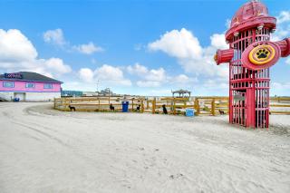 Adventure Doggie's WildWoof Beach Bungalow - 3 Blocks to Beach - 4