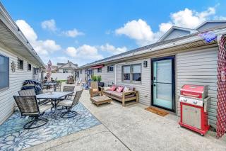 Adventure Doggie's WildWoof Beach Bungalow - 3 Blocks to Beach - 3
