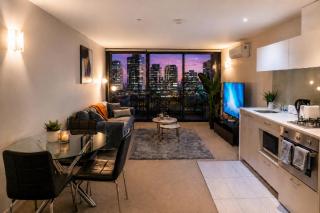 Cozy CBD Apartment with Outdoor Balcony Setup, Gym, Pool, Sauna & Dining Room - 9