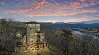 Riverbend Lodge Spacious Riverfront Home with Hot Tub Pool & Mountain view - 0