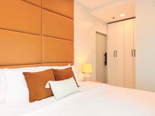 2BR with King & Queen Bed and Highspeed Wifi near Shangri-La BGC - 3