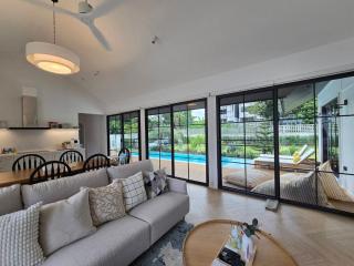 DRIZZLE pool and pillows - 8